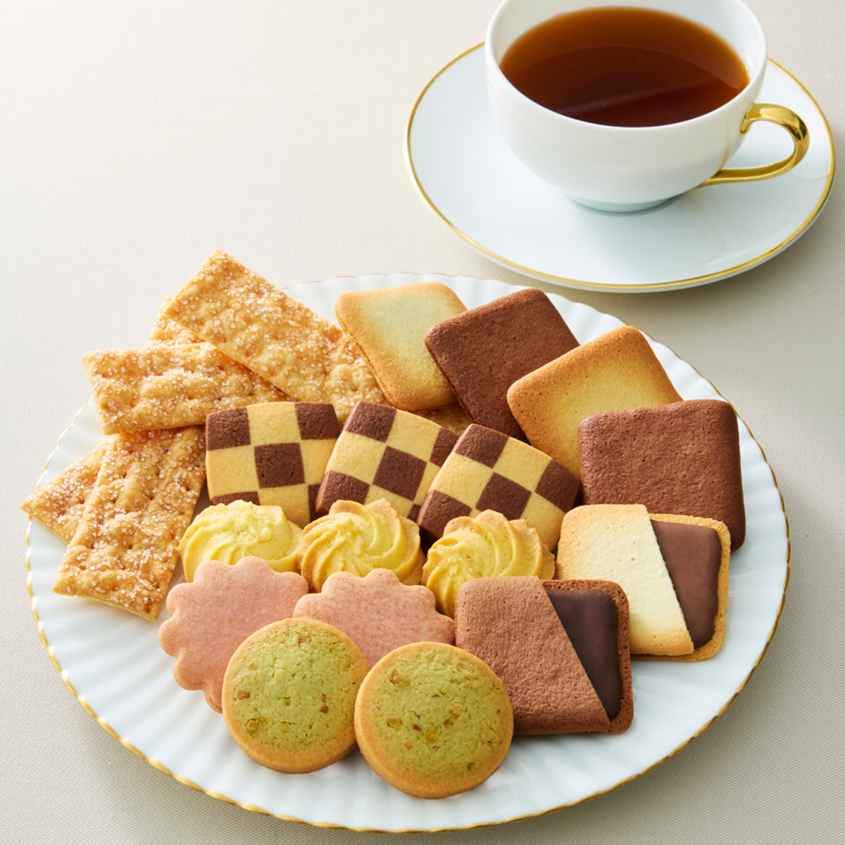 コロンバン ビスキュイアソートメント20枚入 10箱 クッキー 詰め合わせ 洋菓子 パイ クリームサンド スイーツ 焼菓子 デザート クッキー缶 ビスキュイ 9,590円