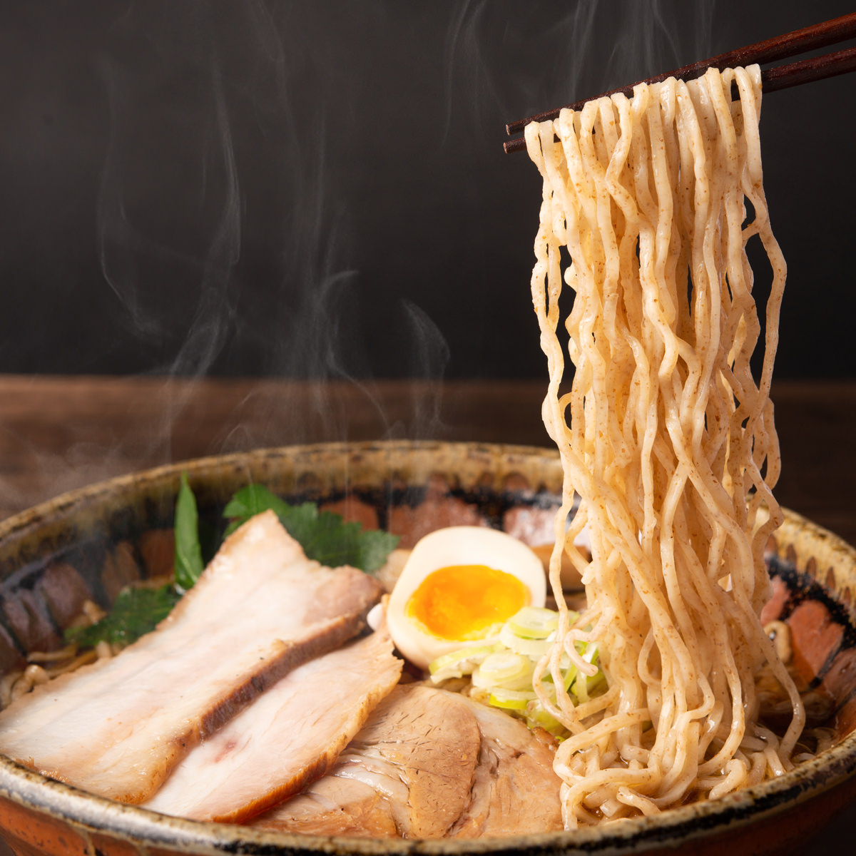 楽天市場 冷凍 石臼挽き中華そば 3食 スモークチャーシュー セット ラーメン 麺類 中華そば 自家製粉 醤油ラーメン 魚介スープ 魚介 鶏ガラスープ 鶏ガラ 簡単 時短 簡単調理 湯煎 湯せん ミシュランガイド北海道 ビブグルマン 北海道 富良野とみ川 産直お取り寄せ