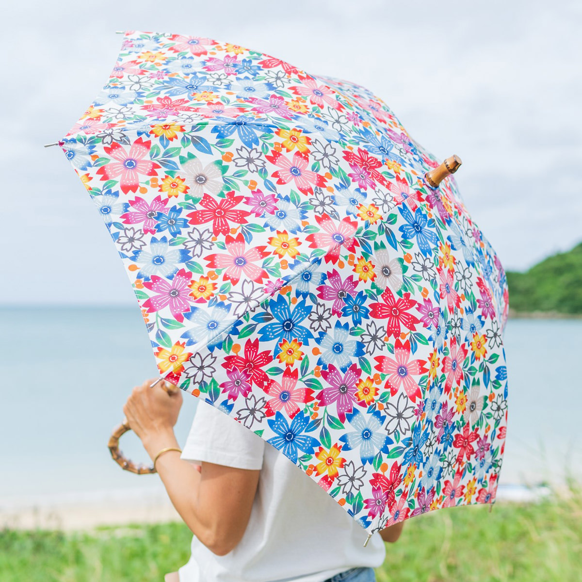 晴雨天球兼狙妻折傘 沖縄 芸術気高さ 端折傘 日がさ 頭分傘 超凡 パターン かさ 傘 レディース 雑貨 スタイリッシュ 桜性分 でいご柄 琉球 沖縄県 ベッセル旅寓 ブランジュジュ Blanc Juju 沖縄呼物 沖縄使い物 伝統工芸 女性用 奥さん用 カラフル アウトロー 青色