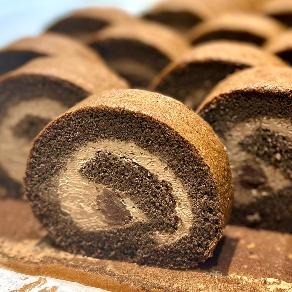 自家焙煎 ダークローストロールケーキ ホール 2本入 スイーツ 冷凍 洋菓子 ケーキ 洋生菓子 コーヒーロールケーキ ご当地スイーツ 富山 ホールケーキ【沖縄県・離島 配送不可】