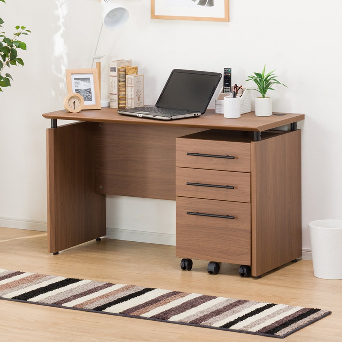 デスクワゴンセット ラボーロ1 ワゴン40mbr デスク ニトリ ニトリ 玄関先迄納品 1年保証 ニトリ 1cmの幅広な天板でパソコンを置いてもまだ余裕があります デスクのサブ収納として便利なワゴン付きセットです