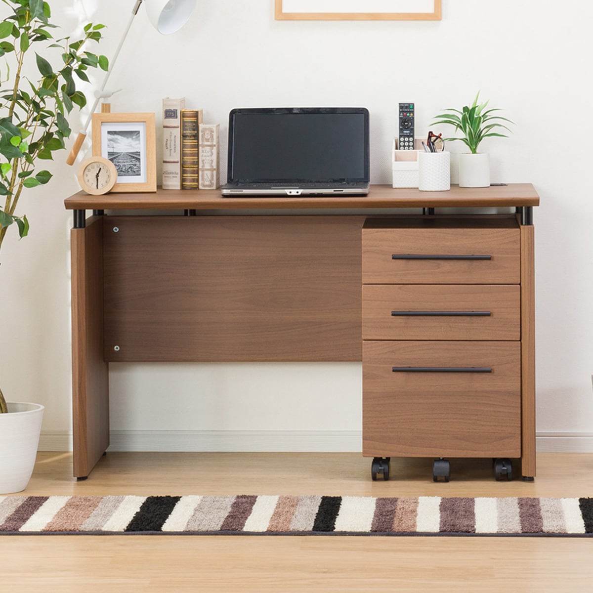 デスクワゴンセット ラボーロ1 ワゴン40mbr デスク ニトリ ニトリ 玄関先迄納品 1年保証 ニトリ 1cmの幅広な天板でパソコンを置いてもまだ余裕があります デスクのサブ収納として便利なワゴン付きセットです