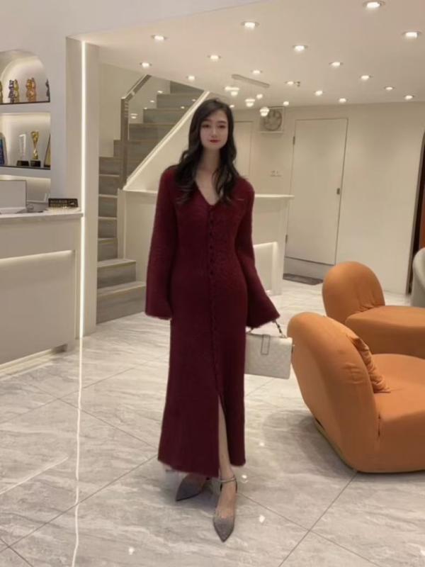 ワンピース レディース 秋 ニット ワインレッド 高級感 ドレープ シルエット 強調 かわいい ゆったり スタイル 普段使い エレガント 赤系 暖かみ 柔らかい 素材 膝丈 ロング