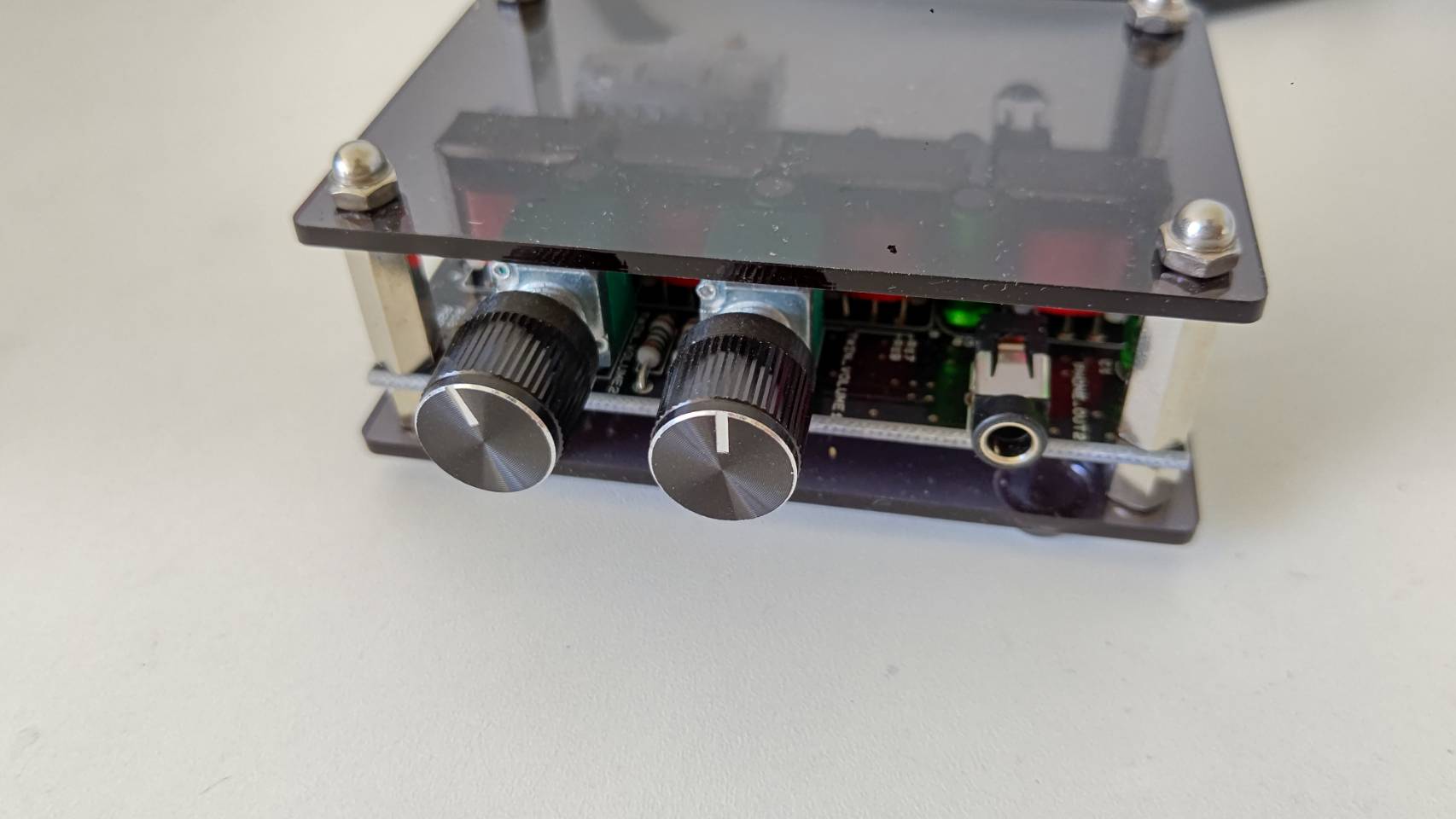 イヤホンコンバーター４ｃH各種専用ハーネス付き。一部加工が必要な機種も御座います。（必ず備考に機種名・メーカー名記載下さい）