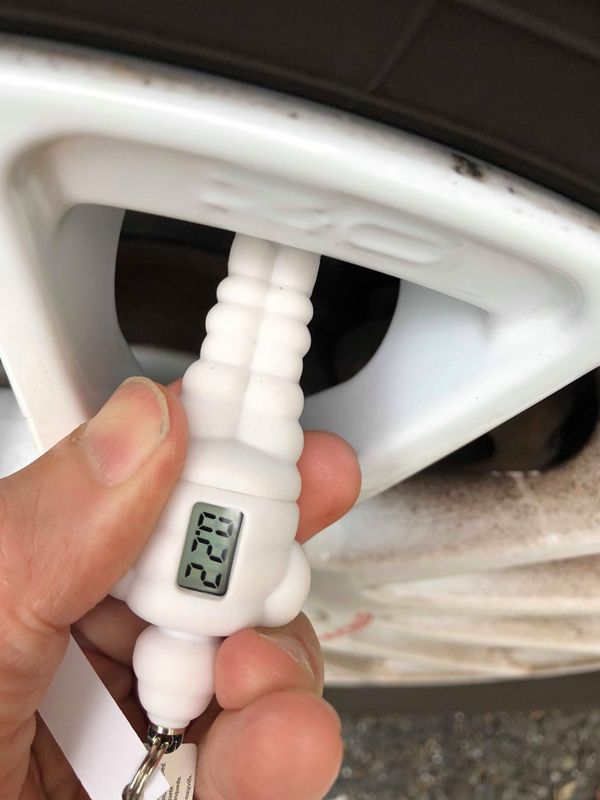 楽天市場 Michelin ミシュラン タイヤエアゲージ デジタル圧力コントローラー ビバンダムキーホルダー Norauto ノルオート 楽天市場店