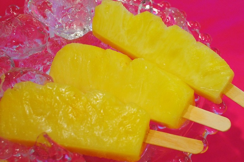【KIMONO FRUITS】果物屋さんのパインスティック(冷凍）100本入り/箱　<br>パイン棒、パイン串　パインキャンディー　冷凍パイン、パイン美味しさを<br>そのままお届けします。<br>送料込み　午後12時までの注文で翌日出荷可能です。
