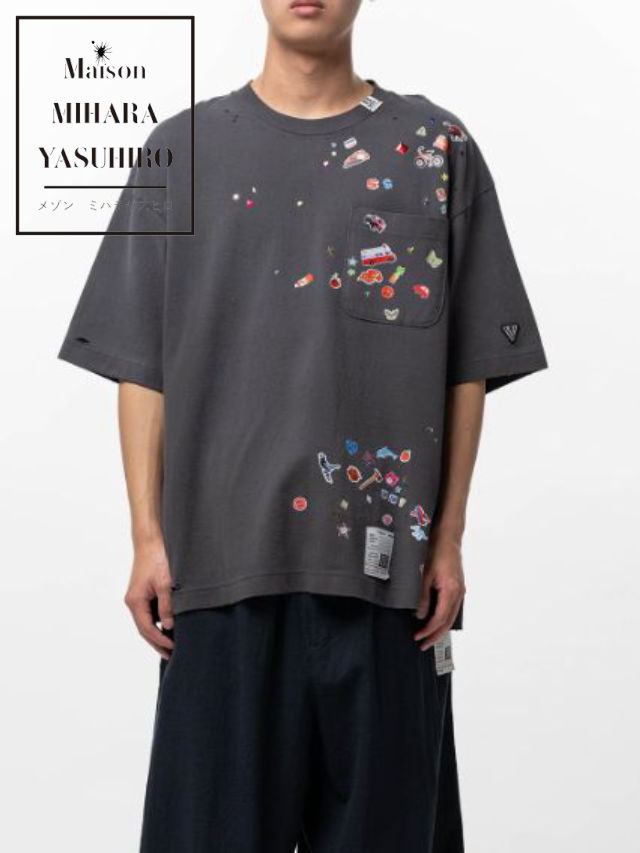 【Maison MIHARA YASUHIRO / メゾン ミハラヤスヒロ】 キッズステッカープリントティーシャツ - Kids Sticker Printed T-shirt （BLACK)