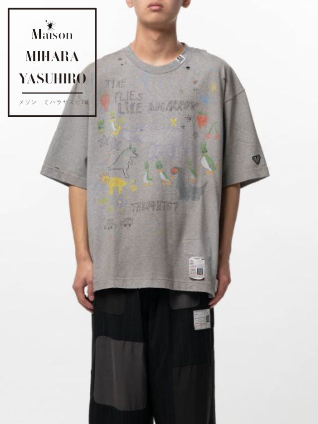 【Maison MIHARA YASUHIRO / メゾン ミハラヤスヒロ】 キッズドゥードゥルプリントTシャツ - Kids Doodle Printed T-shirt （GRAY)