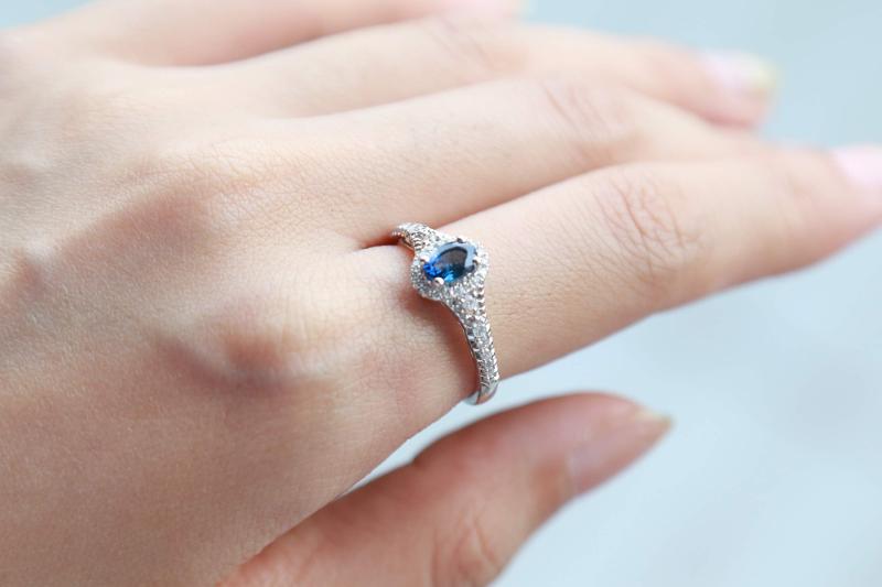 Gin & Grace 女性用ダイヤモンド付き10kホワイトゴールドの本物のアクアマリンリング|倫理的に、本物で、有機的に調達された（エメラルドカット）形状のアクアマリンの手作りのジュエリ