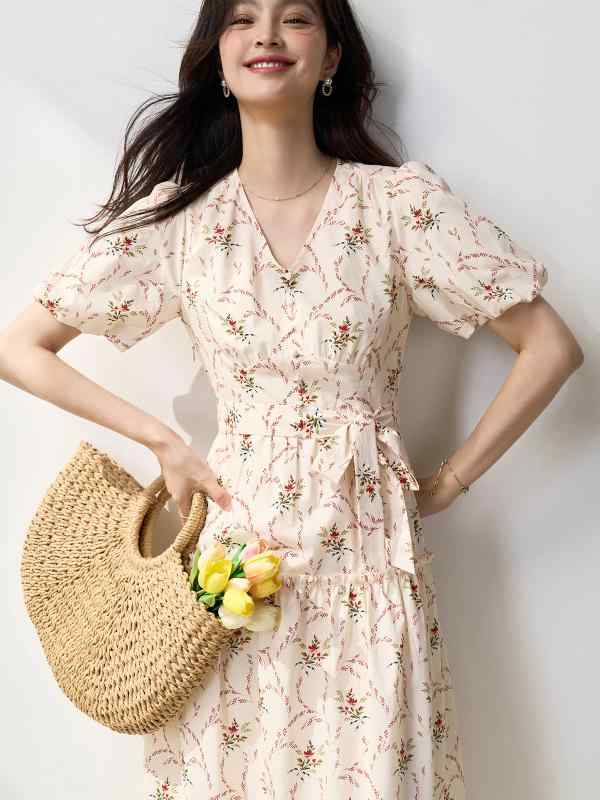 衣装 成人女性用 夏 春夏 フレンチ 可愛らしい 返り咲き V素っ首 泡泡袖 純棉 花柄 草木刷り上げる ご機嫌酉の方角 収腰 midi丈 人となり 通い 通い用 イージーケア 軽さ 吸湿速乾 米白 象牙色 短袖 窈窕たる 心ゆかしい 表現スタイル 単品