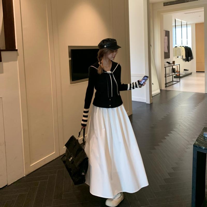 半身スカート レディース 春夏 Aライン ロング丈 高腰 白 黒 百褶 雪ニール素材 垂感 かわいい スタイルアップ 女性らしい 私服 ゆったりシルエット 軽やか 普段使い デート 膝下丈 フレア 広がり すっきり 細見え｜novolstore