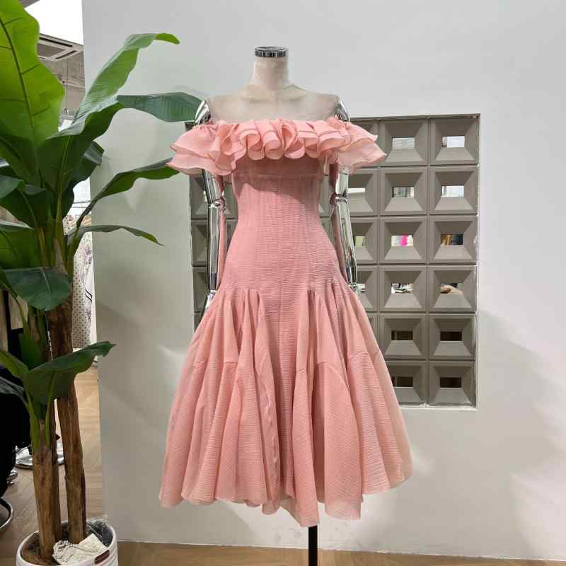 ワンピース レディース 一枚肩 フリル 付け 無袖 Aライン 中長丈 ポリエステル ピンク 黒 白 かわいい 甘め 夏 爽やか 軽やか 日常使い パーティー デート 女性 服 トップス スカート 組み合わせ ロング ドレス フレア デザイン ソフト 素材｜novolstore