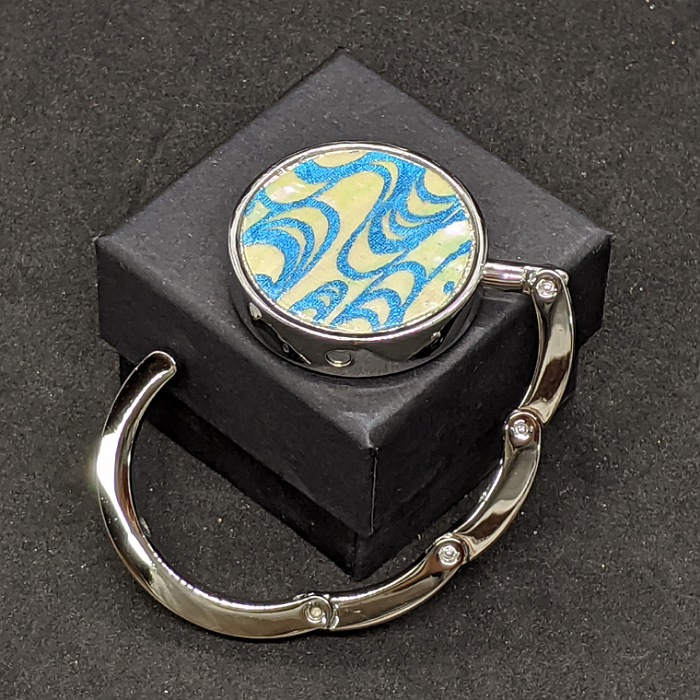 楽天市場 バッグハンガー 送料無料 京都 着物職人 手作り 本あわび白螺鈿 流水小紋 水色ダイヤ箔使用 お出かけ用 プレゼント 母の日 誕生日 プレゼント 一点もの 日本製 上品 和 レディース クリスマスプレゼント デスク バッグフック ハンガー カバン掛け テーブル