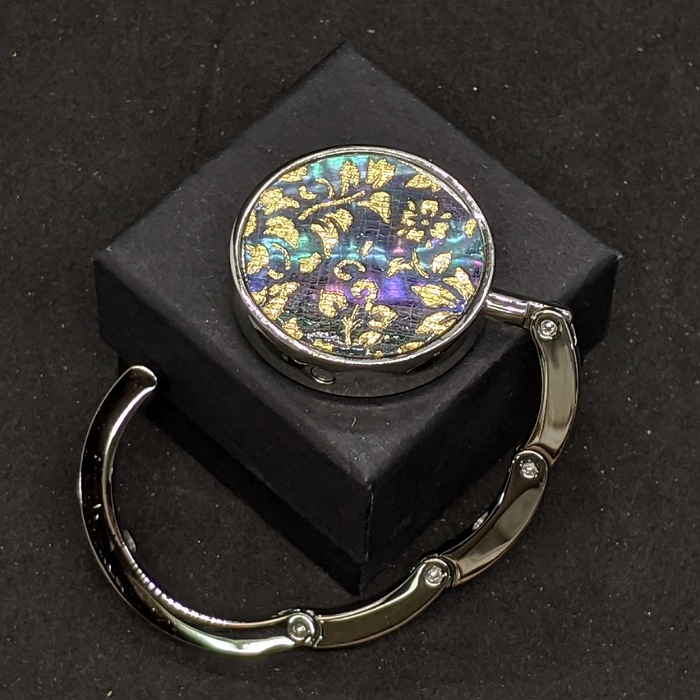 バッグハンガー 送料無料 京都 着物職人 手作り 本あわび 黒螺鈿 更紗小紋 本金箔仕様 お出かけ用 プレゼント 母の日 誕生日プレゼント 一点もの おしゃれ 上品 和 ラグジュアリー 日本製 クリスマスプレゼント バッグフック カバン掛け 便利グッズ バックハンガー