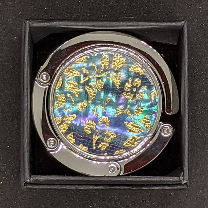 バッグハンガー 送料無料 京都 着物職人 手作り 本あわび 黒螺鈿 更紗小紋 本金箔仕様 お出かけ用 プレゼント 母の日 誕生日プレゼント 一点もの おしゃれ 上品 和 ラグジュアリー 日本製 クリスマスプレゼント バッグフック カバン掛け 便利グッズ バックハンガー