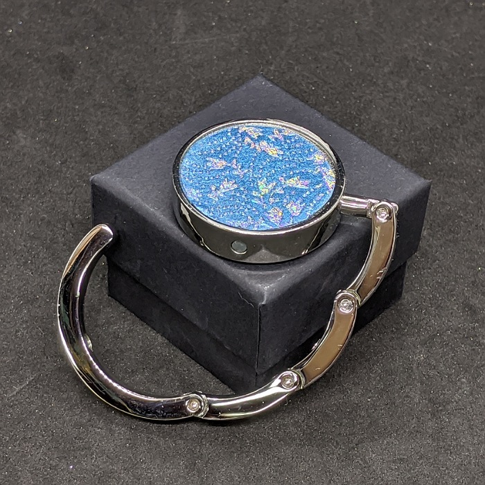 バッグハンガー 送料無料 京都 着物職人 手作り 新橋色箔 鮫更紗小紋 青ダイヤ箔使用 お出かけ用 プレゼント 母の日 誕生日 プレゼント 一点もの 日本製 レディース 上品 和 おしゃれ クリスマスプレゼント デスク バッグフック ハンガー カバン掛け テーブル 便利グッズ