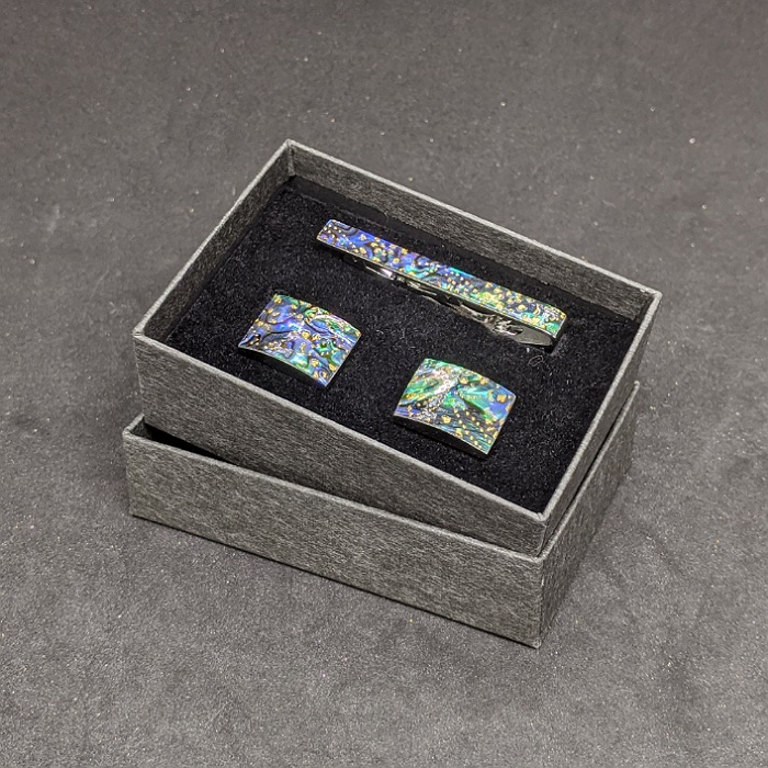 タイピンカフス 送料無料 京都 着物職人 手作り ネクタイピン カフスボタンセット ニュージーランド本あわび黒螺鈿 鮫菊散らし小紋 本金箔仕様 メンズ 結婚式 プレゼント 彼氏 父の日 誕生日プレゼント ビジネス 新社会人 一点もの おしゃれ ラグジュアリー 成人式 日本製