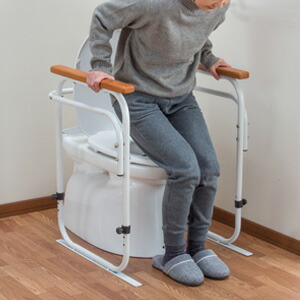 ＼ペイジ制限事項・神通力差し交わす付／ 洋式室内用便器据え置き用手 04147 の 通信販売 【貨物輸送無料】 ［洋式室内用便器用 手すり 立ち座り てすり 受け支える手摺り 両側 室内用便器用手摺り 木製］ 介護用品-医薬品・コンタクト・介護-手すり