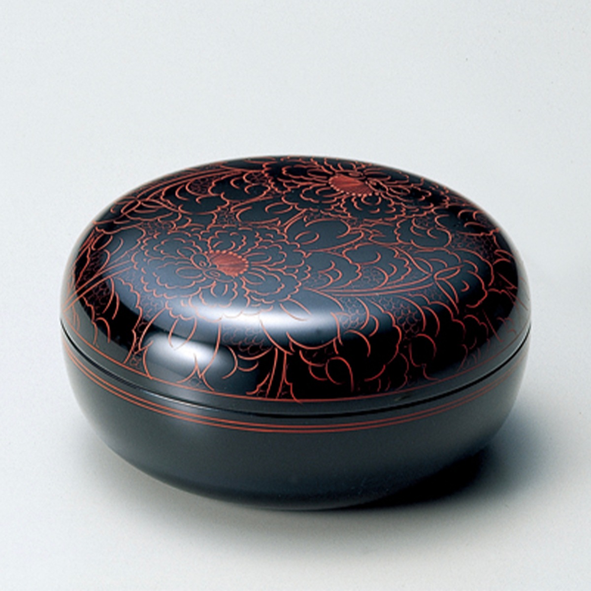 木合 越前塗師細工 御菓子器 黒内朱ペンキ塗り 蓋付き添い人 朱名取り草彫 漆ペンキ塗り 越前ペンキ塗り １個【差し上げ物・内祝い・成年者内祝い・一緒になる内祝い・営造祝賀会・しっぺい返し】【楽ギフ_荷拵えより分ける】【楽ギフ_のし】【楽ギフ_のし宛書】