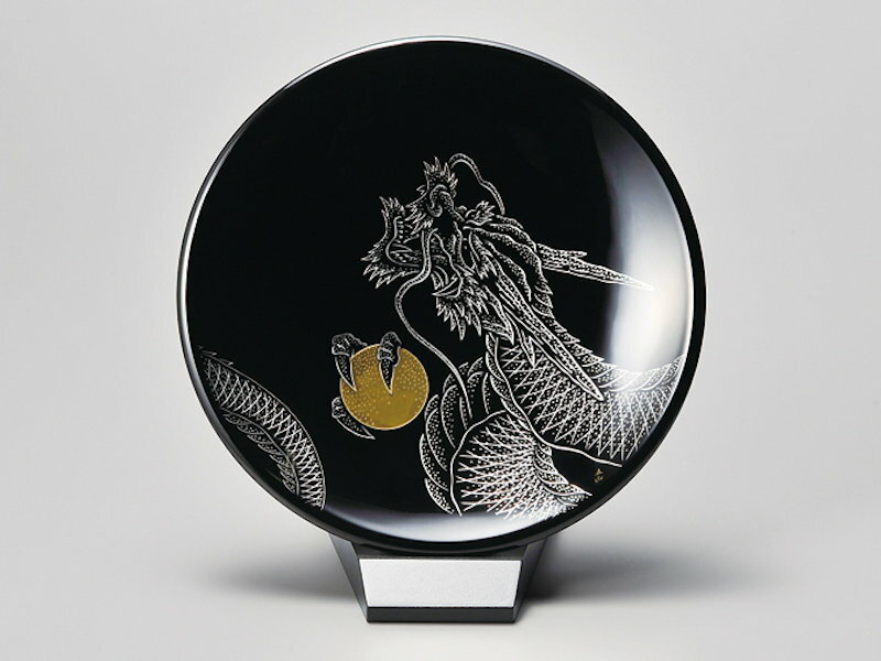 木製 越前漆器 飾り皿 小 龍 24.0 黒塗り 沈金 越前塗り【ギフト・内祝い・成人内祝い・結婚内祝い・新築祝い・お返し】【楽ギフ_包装選択】【楽ギフ_のし】【楽ギフ_のし宛書】|ぬりもの屋 井出漆器