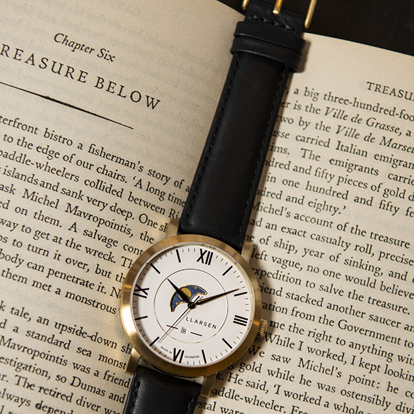 楽天市場 最大5000円クーポン配布中 エルラーセン Llarsen デンマーク製 腕時計 Hugo ムーンフェイズ 42mm メンズ Ll180gwcl ホワイトダイヤル イエローゴールドケース レザーベルト 送料無料 ギフト包装無料 国内正規品 Nuts 時計 デザイン雑貨