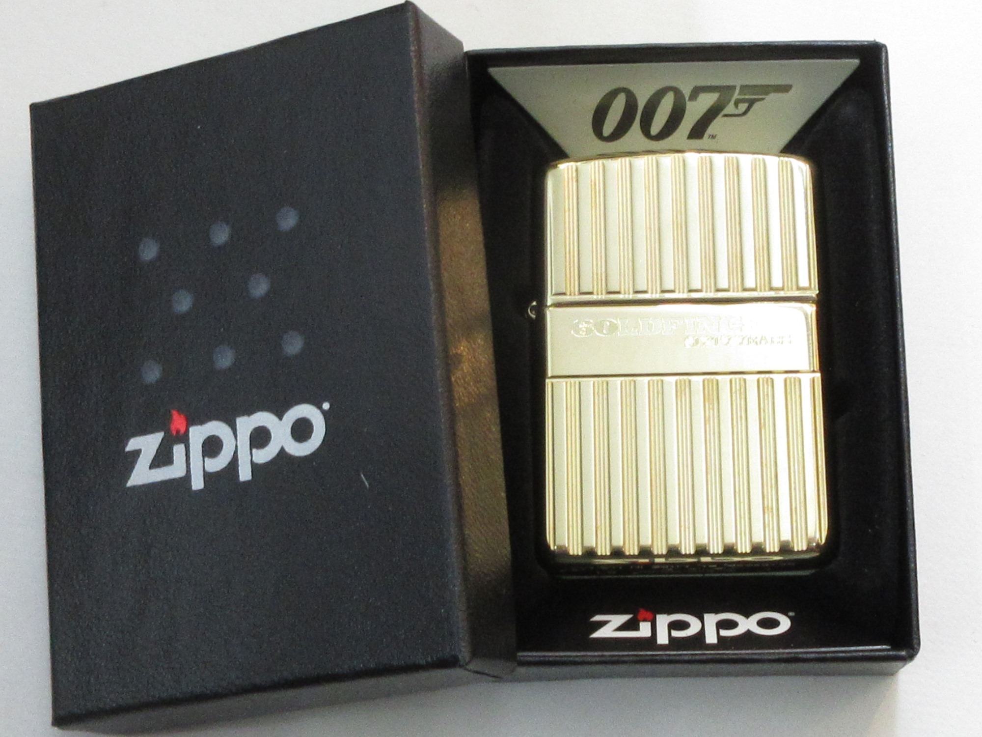 アールデコ調デザイン 007シリーズ 映画「ゴールドフィンガー」 60周年記念 ポリッシュ仕上げ アーマーケースブラスZippo 2024年製 新品 ジェームズボンド｜阿佐ヶ谷　しんかい