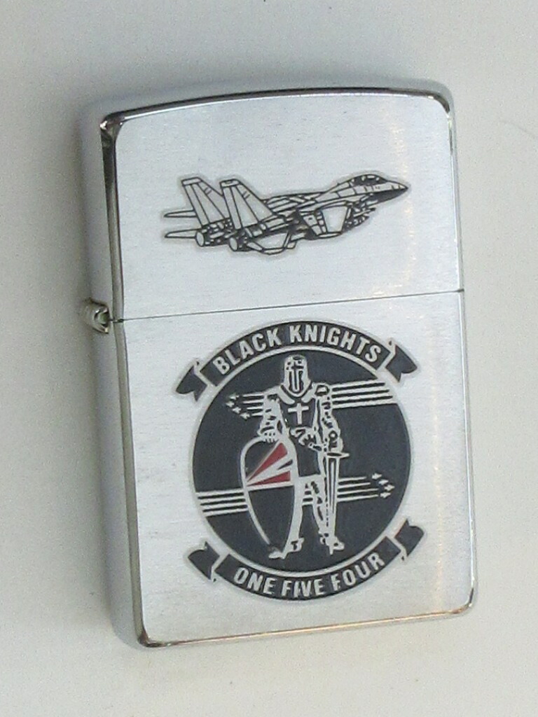 VF-154 ブラックナイツ 裏面にエンブレム ブラッシュZippo 2002年9月製 未使用 (AS-19)｜阿佐ヶ谷　しんかい