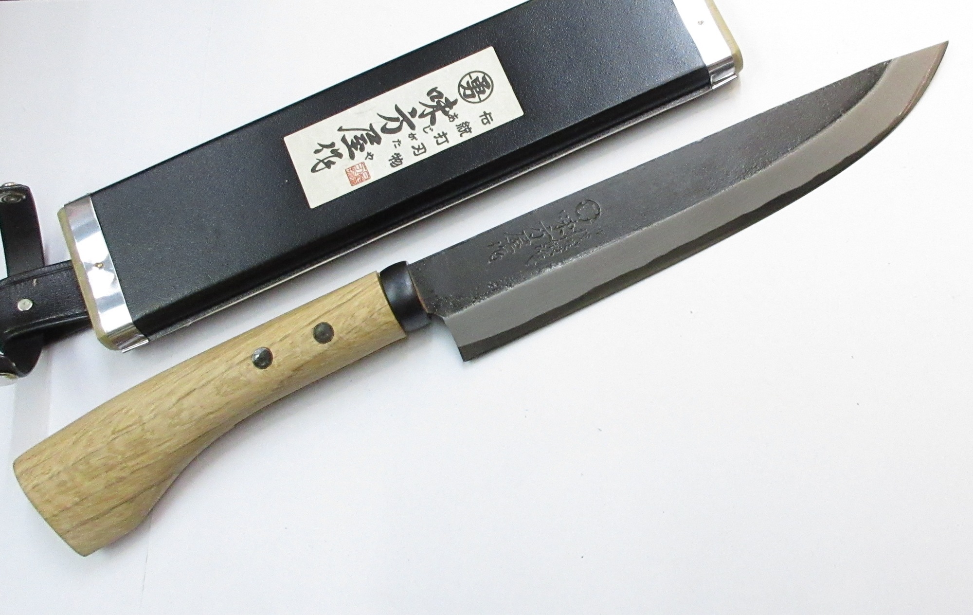 かばい立て屋 大騒ぎかたや 黒打ち 剣鉈 片刃 240粍 鍛える鋼 (F-574) 日野浦切り手細工所 なた 和式九寸五分