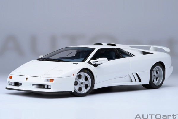 【送料無料】　AUTOart 1/18 ランボルギーニ ディアブロ SE30 イオタ ホワイト 完成品ミニカー 79145