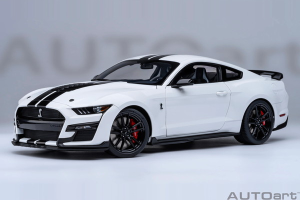 【送料無料】 AUTOart 1/18 フォード マスタング シェルビー GT500 ホワイト/ブラックストライプ 完成品ミニカー 73095|トイスタジアム2号店