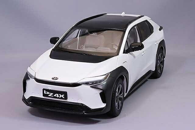 SUNSTAR 1/18 トヨタ bZ4X 2022 ウィンドチルパール LHD 完成品ダイキャストミニカー 5651|トイスタジアム2号店