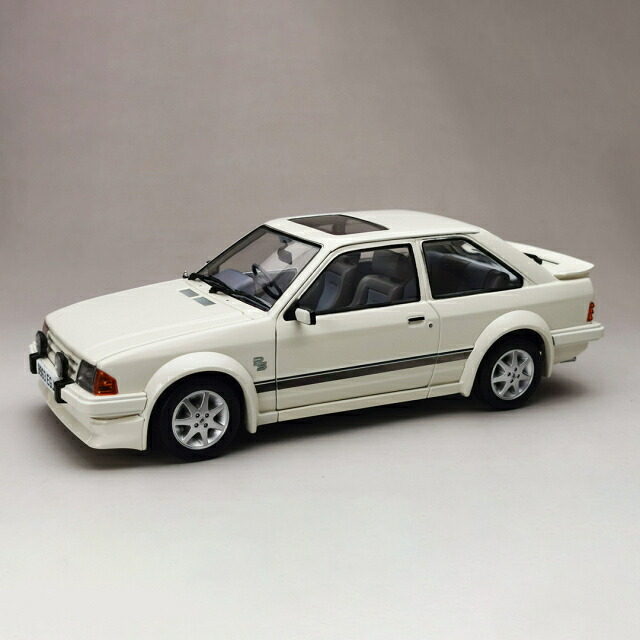 SUNSTAR 1/18 ジェラルド・r・フォード 附き添い RS ターボ 1984 ダイアモンドホワイト RHD 遣っ付ける品ダイキャストミニカー 4963R