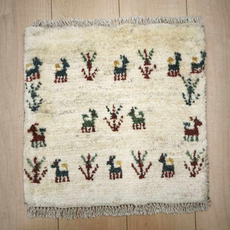 ギャッベ イラン製 リビングサイズ 40×40cm 手織り 天然 ウール100% 長方形 草木染 おしゃれ かわいい モダン ナチュラル 北欧 ラグ 絨毯 マット ラグマット カーペット ギャベ 床暖房対応 ホットカーペット対応 （BP-12984）