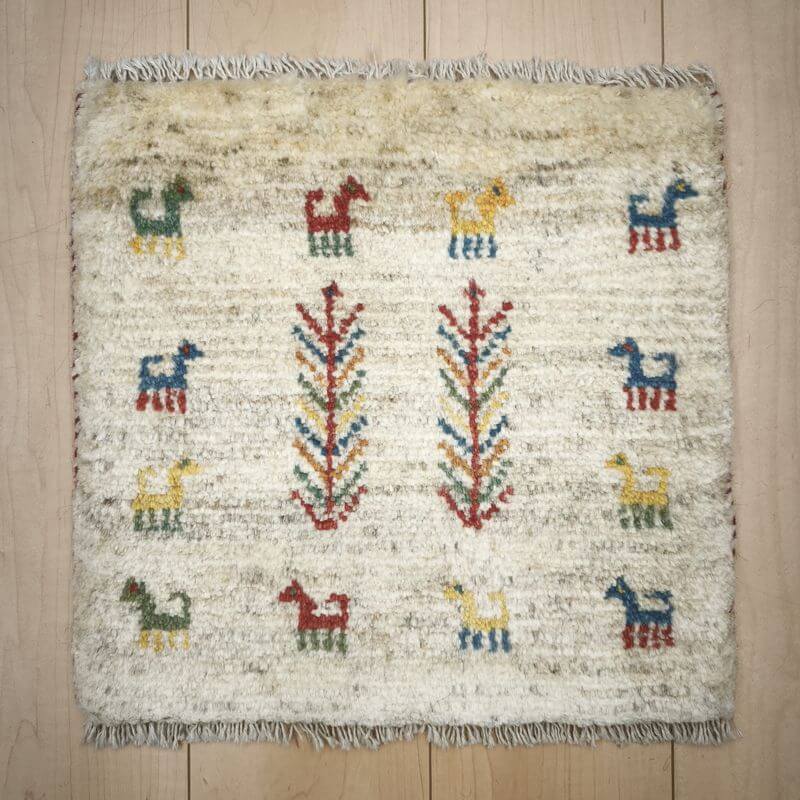 ギャッベ イラン製 リビングサイズ 40×41cm 手織り 天然 ウール100% 長方形 草木染 おしゃれ かわいい モダン ナチュラル 北欧 ラグ 絨毯 マット ラグマット カーペット ギャベ 床暖房対応 ホットカーペット対応 （BP-12985） 12,705円