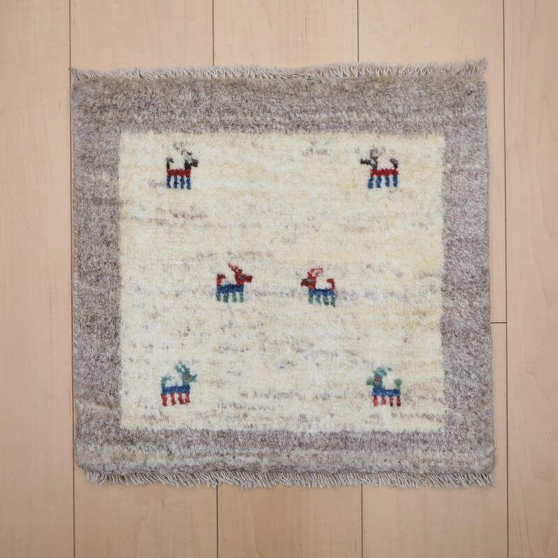 ギャッベ イラン製 リビングサイズ 41×43cm 手織り 天然 ウール100% 長方形 草木染 おしゃれ かわいい モダン ナチュラル 北欧 ラグ 絨毯 マット ラグマット カーペット ギャベ 床暖房対応 ホットカーペット対応 （BP-12992）