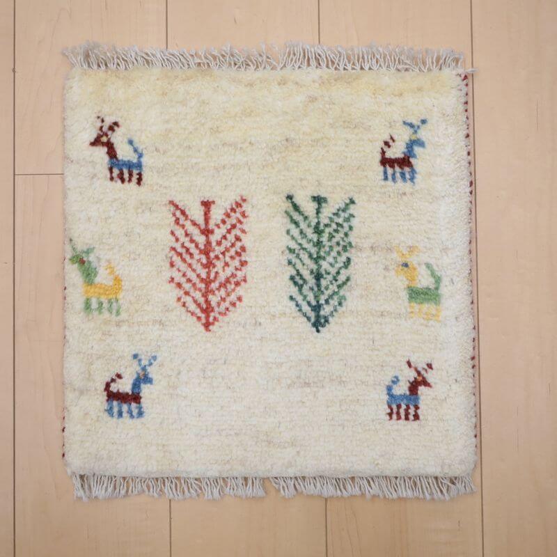 ギャッベ イラン製 リビングサイズ 40×40cm 手織り 天然 ウール100% 長方形 草木染 おしゃれ かわいい モダン ナチュラル 北欧 ラグ 絨毯 マット ラグマット カーペット ギャベ 床暖房対応 ホットカーペット対応 （BP-12999）