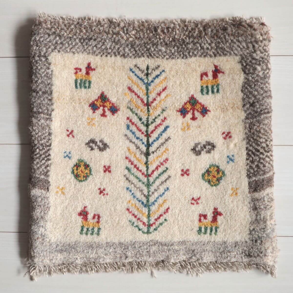 ギャッベ イラン製 リビングサイズ 40×41cm 手織り 天然 ウール100% 長方形 草木染 おしゃれ かわいい モダン ナチュラル 北欧 ラグ 絨毯 マット ラグマット カーペット ギャベ 床暖房対応 ホットカーペット対応 （BP-13073）
