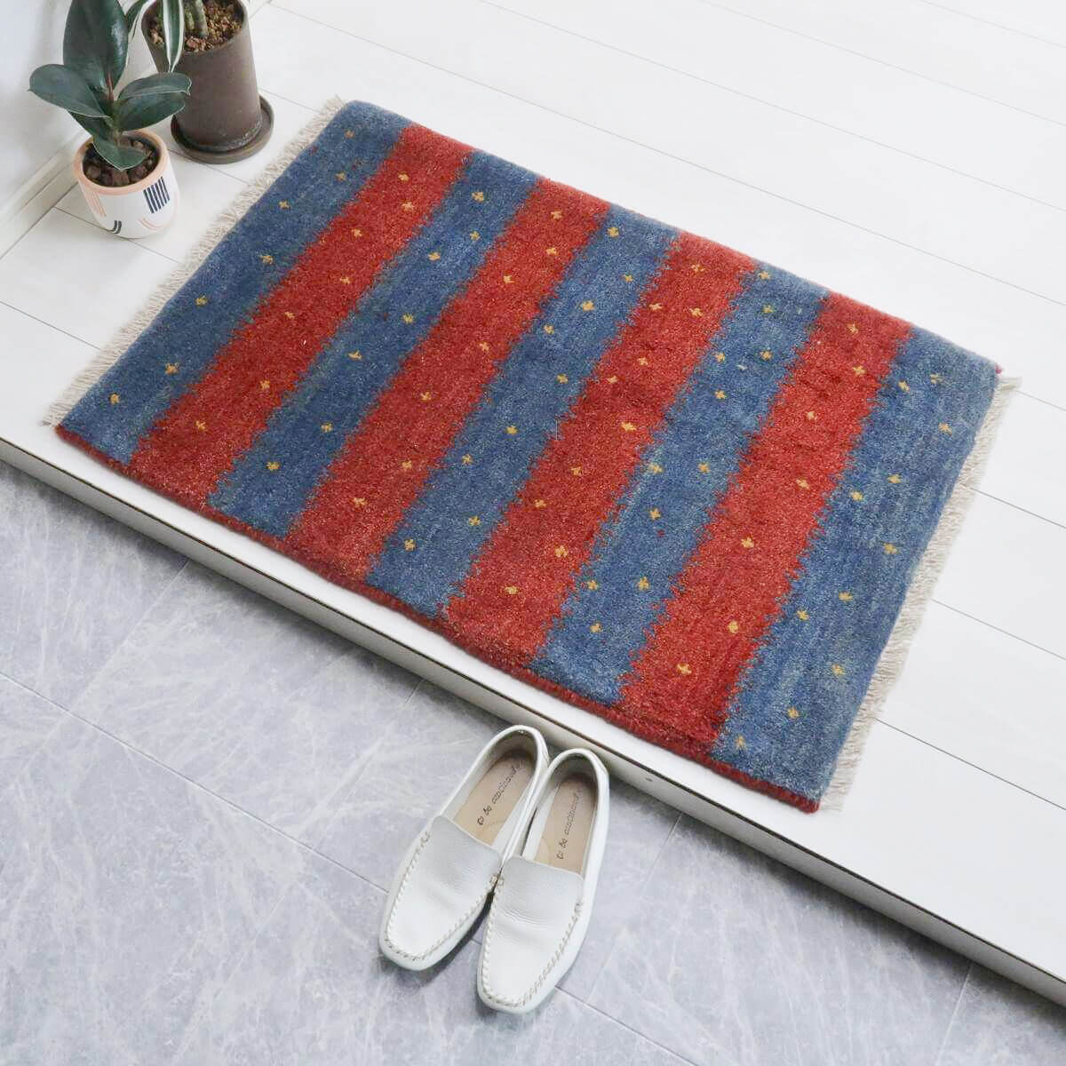 ギャッベ イラン製 91×61cm 玄関サイズ アクセントラグ ウール100% 本物 イラン直輸入 手織り 羊毛 草木染 おしゃれ かわいい モダン ナチュラル 北欧 ラグ 絨毯 マット ラグマット ギャベ 玄関マット キャンプマット 90 60 （BSS-11560）