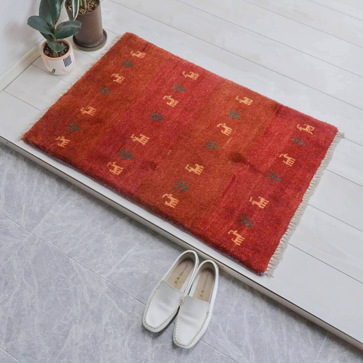 ギャッベ イラン製 89×61cm 玄関サイズ アクセントラグ ウール100% 本物 イラン直輸入 手織り 動物 植物 90 60 天然素材 草木染め おしゃれ モダン ナチュラル 北欧 ラグ 絨毯 マット ラグマット ギャベ 赤 朱色 オレンジ（BSS-11564）