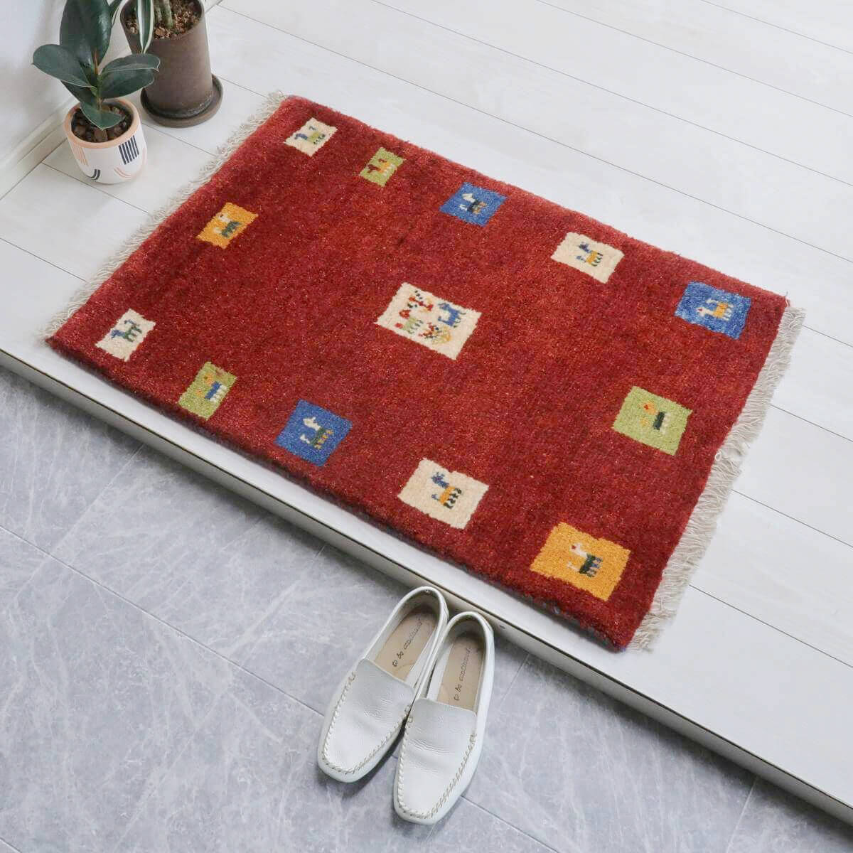 ギャッベ イラン製 89×63cm 玄関サイズ アクセントラグ ウール100% 本物 イラン直輸入 手織り 草木染め 動物 植物 飾れるギャッベ 壁掛けギャべ 80 60 キッチンマット かわいい モダン ペルシャ ラグ 絨毯 マット ギャベ （BSS-11569）