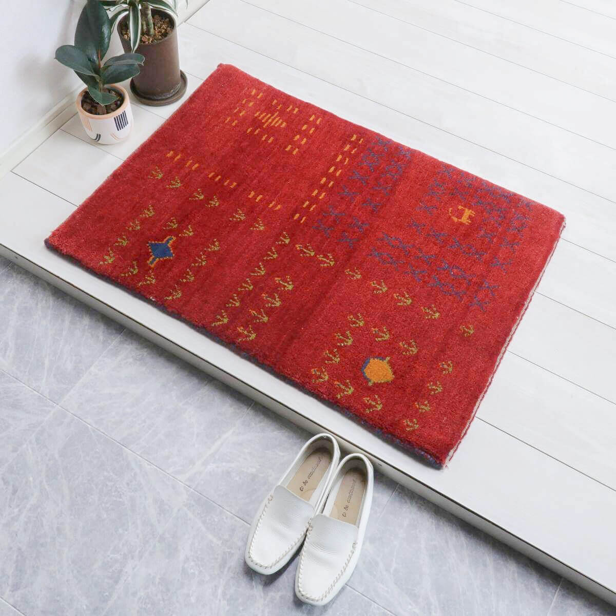 ギャッベ イラン製 89×63cm 玄関サイズ アクセントラグ ウール100% 本物 高品質 イラン直輸入 手織り 天然素材 草木染め おしゃれインテリア かわいい シンプル モダン ナチュラル 北欧 ラグ 絨毯 マット ラグマット ギャベ 90 60 （BSS-11570）
