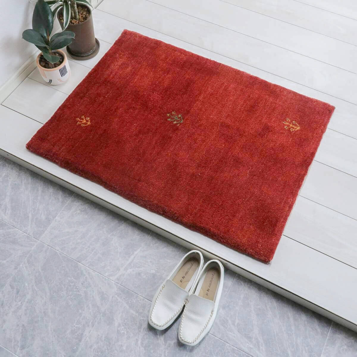 ギャッベ イラン製 88×67cm 玄関マットサイズ ウール100% 本物 イラン直輸入 手織り 天然素材 草木染 羊毛 シンプル 植物 アクセントギャッベ インテリア小物 90 80 60 モダン ナチュラル 北欧 ラグマット ギャベ (BSS-11573)|キリム&絨毯・オリエンタルムーン