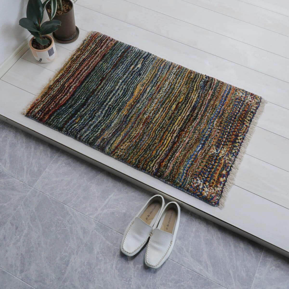 ギャッベ イラン製 89×58cm 玄関サイズ アクセントラグ ウール100% 本物 イラン直輸入 手織り 天然素材 草木染 おしゃれ モダン 北欧 ラグ インテリア テントマット 車中泊マット ガレージマット ギャベ インテリア小物 90 60（BSS-11580）