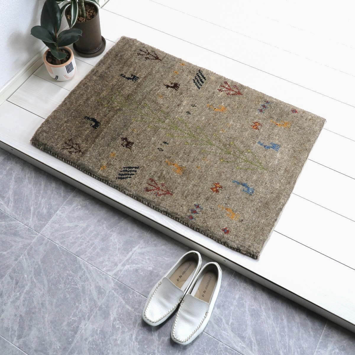 ギャッベ イラン製 88×62cm 玄関サイズ ウール100% 本物 イラン直輸入 手織り 天然素材 草木染 動物 植物 アクセントギャッベ インテリア小物 80 60 シンプル かわいい モダン ナチュラル 北欧 ラグ 絨毯 マット ラグマット ギャベ （BSS-11585） 21,090円