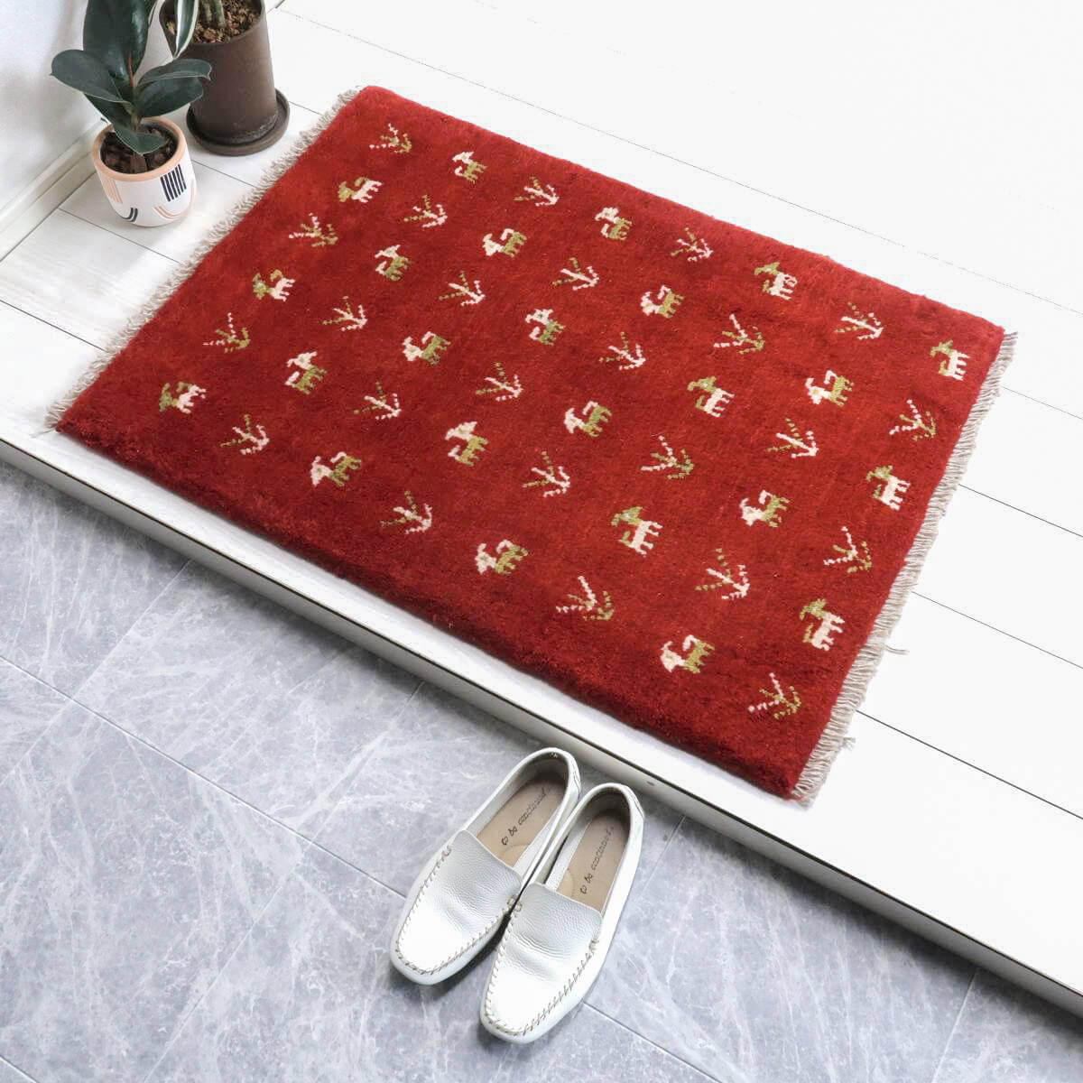 ギャッベ イラン製 88×65cm 玄関サイズ ウール100% 本物 イラン直輸入 手織り 天然素材 草木染 動物 植物 アクセントギャッベ インテリア小物 80 60 かわいい モダン ナチュラル 北欧 ラグ 机下 マット ラグマット ギャベ （BSS-11591）