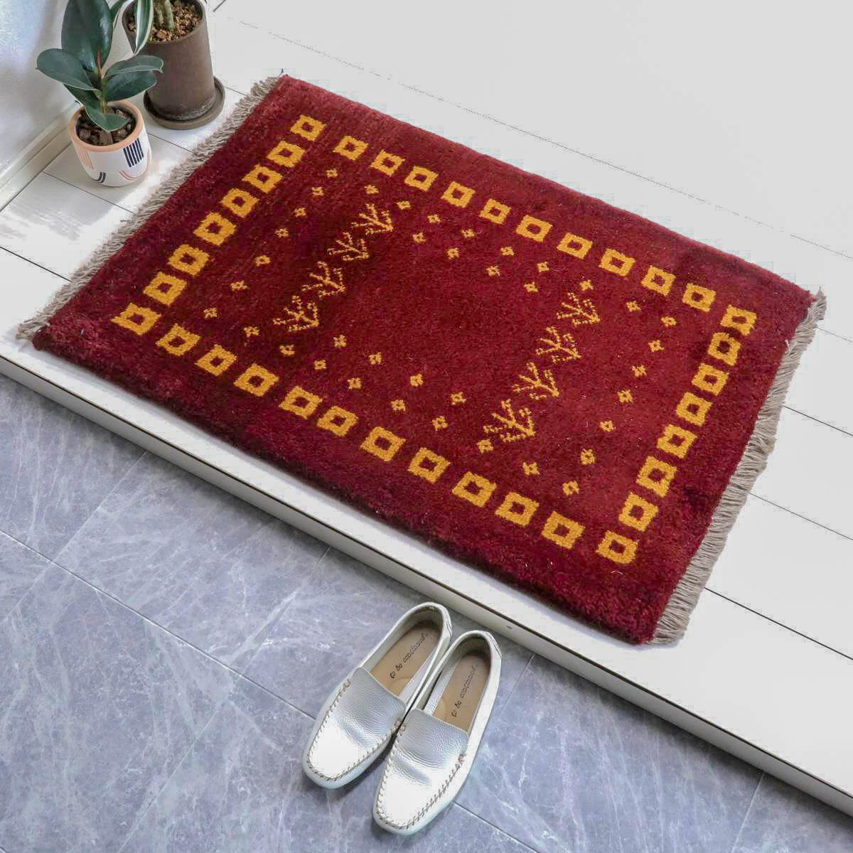 ギャッベ イラン製 93×64cm 玄関サイズ アクセントラグ ウール100% 本物 イラン直輸入 手織り 草木染 ペルシャ おしゃれ かわいい モダン ナチュラル シンプル 北欧風 ラグ 絨毯 マット ラグマット ギャベ 植物 幾何学模様 90 60 （BSS-11596）