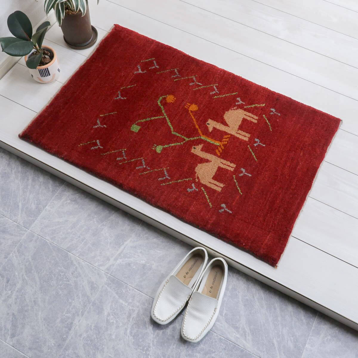 ギャッベ イラン製 94&times;61cm 玄関サイズ アクセントラグ ウール100% 本物 イラン直輸入 90 60 草木染 ペルシャ おしゃれ かわいい モダン ナチュラル 北欧 ラグ 絨毯 マット ラグマット ギャベ （BSS-11607）｜キリム＆絨毯・オリエンタルムーン