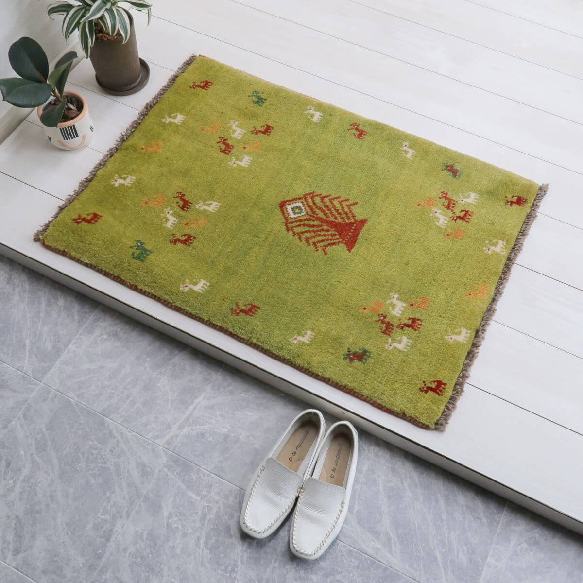 ギャッベ イラン製 89×65cm 玄関サイズ アクセントラグ ウール100% 本物 イラン直輸入 手織り 天然素材 ピスタチオグリーン 動物 植物 おしゃれインテリア モダン ナチュラル 北欧 ラグ 絨毯 マット ラグマット ギャベ 90 60 （BSS-11622）
