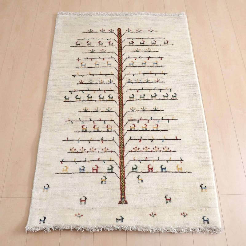 ギャッベカシュクリ イラン製 136×90cm 手織り 最高級 天然 ウール100% 草木染 アクセントラグ ナチュラル 北欧 リビング ラグ ラグマット ギャベ 床暖房対応 ホットカーペット対応 生命の木 動物 ベージュ 白 (HM-69637）