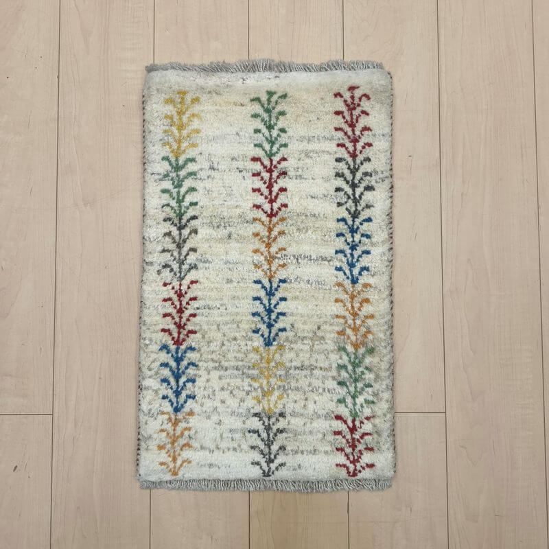 ギャッベ イラン製 リビングサイズ 63×39cm 手織り 天然 ウール100% 長方形 草木染 おしゃれ かわいい モダン ナチュラル 北欧 ラグ 絨毯 マット ラグマット カーペット ギャベ 床暖房対応 ホットカーペット対応 （HSS-12971）